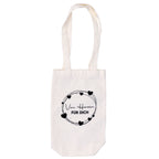 Le sac cadeau en tissu « Von Herzen für Dich » d'Artoz Papier AG est un sac fourre-tout en tissu blanc muni de deux anses. Sur le devant, on peut voir un motif représentant une couronne de cœurs noirs entourant la phrase en allemand « Von Herzen für Dich ». Ce sac cadeau élégant et écologique vous permet d'offrir vos cadeaux de manière durable et réutilisable.