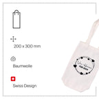 Sac cadeau en tissu avec motif « Von Herzen für Dich » (De tout cœur pour toi) d'Artoz Papier AG : sac en coton blanc (200 x 300 mm) orné d'un motif de cœurs et d'une inscription. Ce sac cadeau réutilisable est à la fois pratique et élégant. Un petit drapeau suisse accompagné de la mention « Swiss Design » souligne son origine, tandis que des icônes aux lignes épurées mettent en avant son emballage écologique et d’autres caractéristiques.