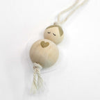 L'étiquette cadeau « Ange » d'Artoz Papier AG se compose de deux perles en bois – celle du haut ornée d'un visage dessiné à la main et celle du bas d'un cœur –, qui forment ensemble un ravissant motif d'ange. Grâce à une boucle de ficelle en haut et à un pompon en bas, elle est parfaite pour décorer des cadeaux ou servir d'étiquette-cadeau originale.