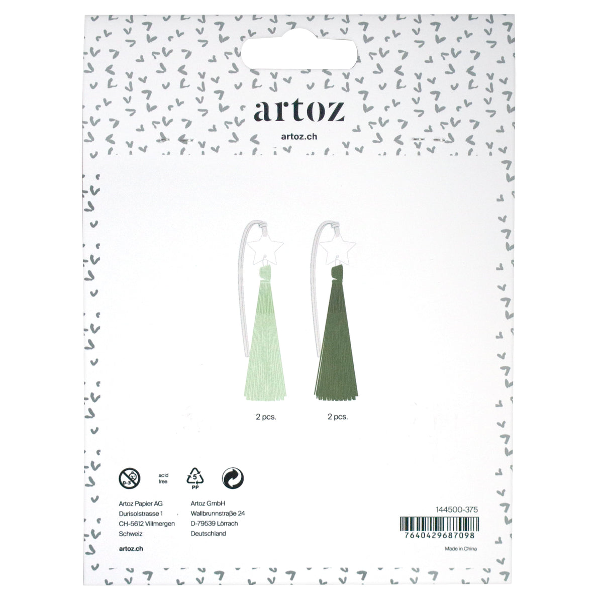 Une carte d'emballage blanche à motifs « Sapin » de la marque Artoz Papier AG représente deux pompons verts ornés de pointes en forme d'étoile. Ces éléments décoratifs sont parfaits pour les projets de bricolage et s'attachent très facilement à des étiquettes en papier kraft ou à des étiquettes volantes. Le bas de l'emballage comporte le logo d'Artoz Papier AG, les détails du produit et un code-barres.