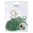 Un lot « Geschenkanhänger Tannenbaum » d'Artoz Papier AG comprend des pompons en fil vert ornés de breloques blanches en forme d'étoile. Parfait pour les projets de bricolage, cet ensemble est idéal pour créer des étiquettes-cadeaux originales ou personnaliser des étiquettes en papier kraft. L'emballage comporte une illustration présentant des boucles d'oreilles réalisées à partir des pompons et des étoiles fournis.