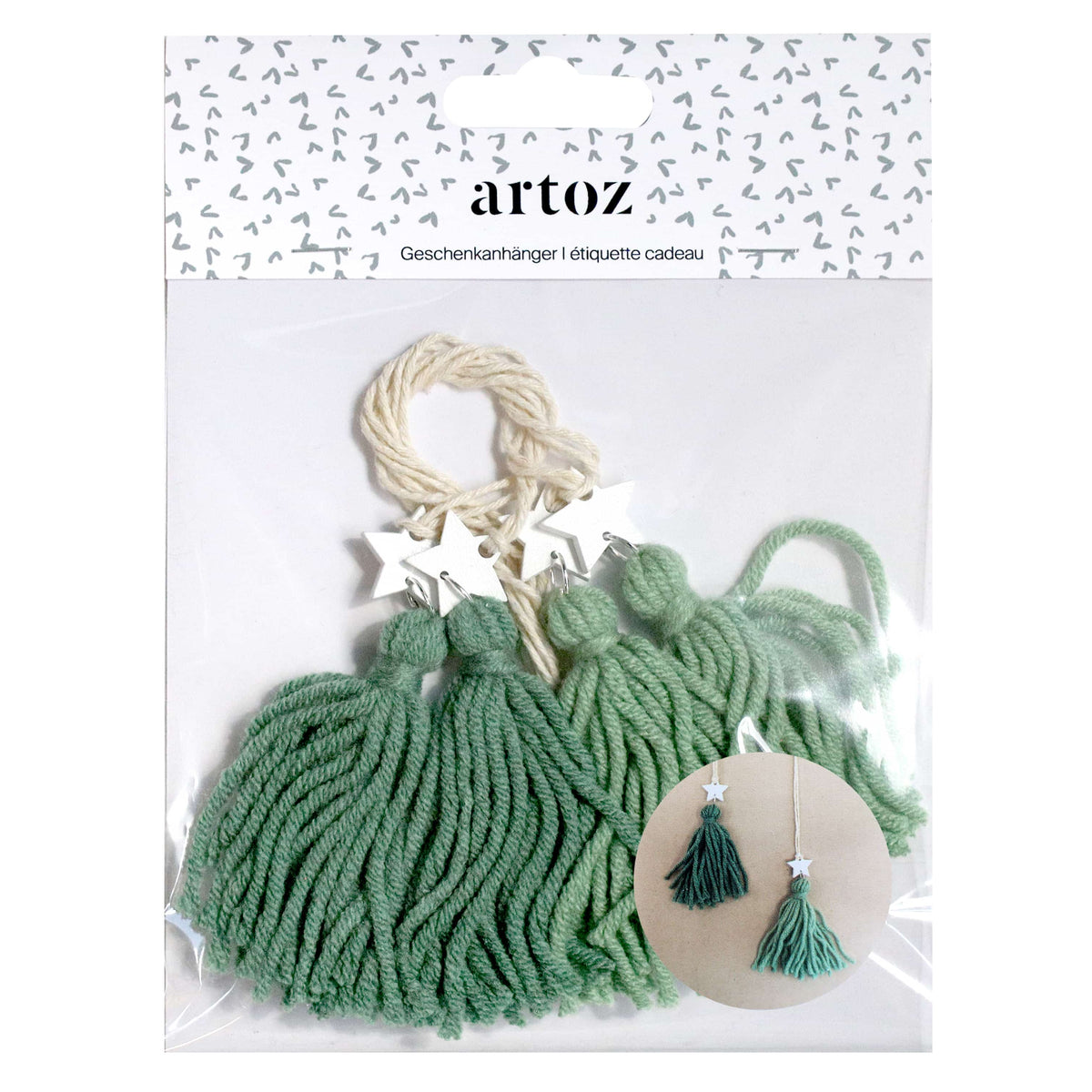Un lot « Geschenkanhänger Tannenbaum » d'Artoz Papier AG comprend des pompons en fil vert ornés de breloques blanches en forme d'étoile. Parfait pour les projets de bricolage, cet ensemble est idéal pour créer des étiquettes-cadeaux originales ou personnaliser des étiquettes en papier kraft. L'emballage comporte une illustration présentant des boucles d'oreilles réalisées à partir des pompons et des étoiles fournis.