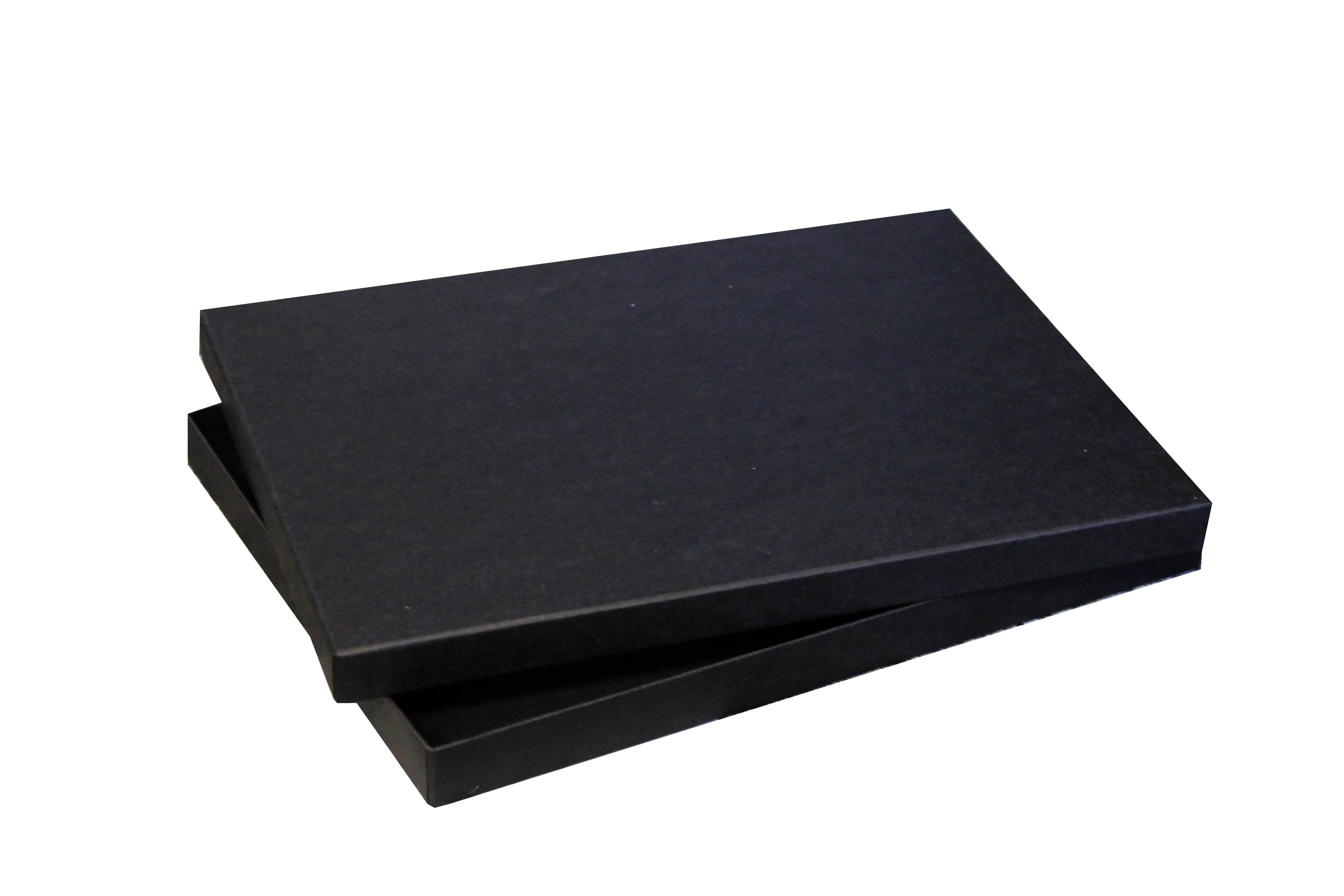 Une boîte cadeau « Pure A4 » de la marque Artoz Papier AG, de forme rectangulaire et de couleur noire, légèrement entrouverte, avec un couvercle assorti posé dessus, le tout présenté sur un fond blanc.