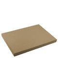Une élégante boîte rectangulaire plate en carton marron de la marque Artoz Papier AG est présentée sur fond blanc. La boîte « Geschenk-Box Pure A4 » en marron présente un design sobre, sans marquage ni étiquette, ce qui en fait un écrin de cadeau raffiné ou un carton à livres idéal pour une présentation sophistiquée.