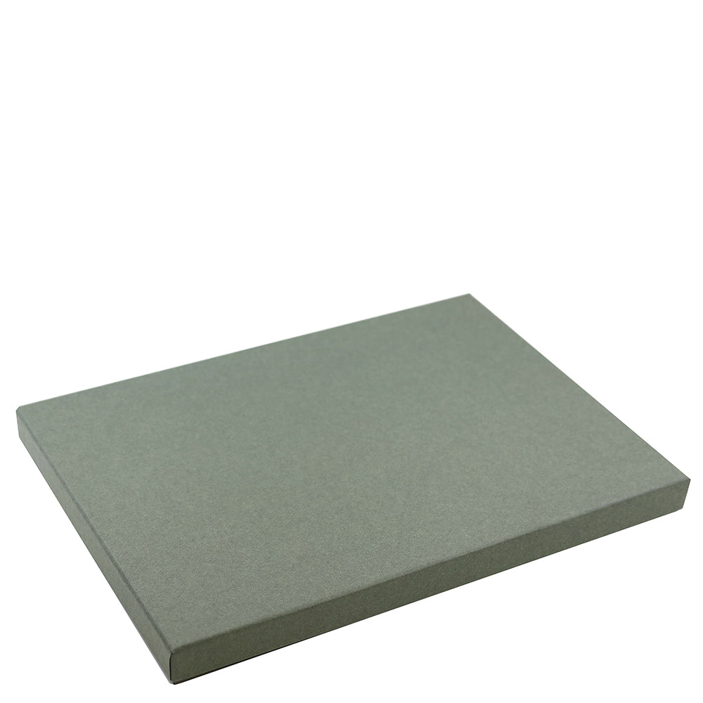 Une boîte grise rectangulaire, fine et fermée, fabriquée par Artoz Papier AG — la « Geschenk-Box Pure A4 div. Farben » — est représentée sur un fond blanc.
