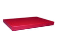 Une boîte rouge rectangulaire fermée, dotée d'un couvercle ajusté, issue de la collection « Geschenk-Box Pure A4 (div. Farben) » d'Artoz Papier AG, est présentée sur un fond blanc : un emballage raffiné, idéal comme boîte-cadeau A4 pour les occasions spéciales.