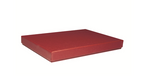 Une boîte rouge rectangulaire, plate et fermée, fabriquée par Artoz Papier AG et présentée sur un fond blanc uni, est proposée sous le nom de « Geschenk-Box Pure A6 div. Farben » — idéale comme boîte-cadeau ou comme boîte à livres.