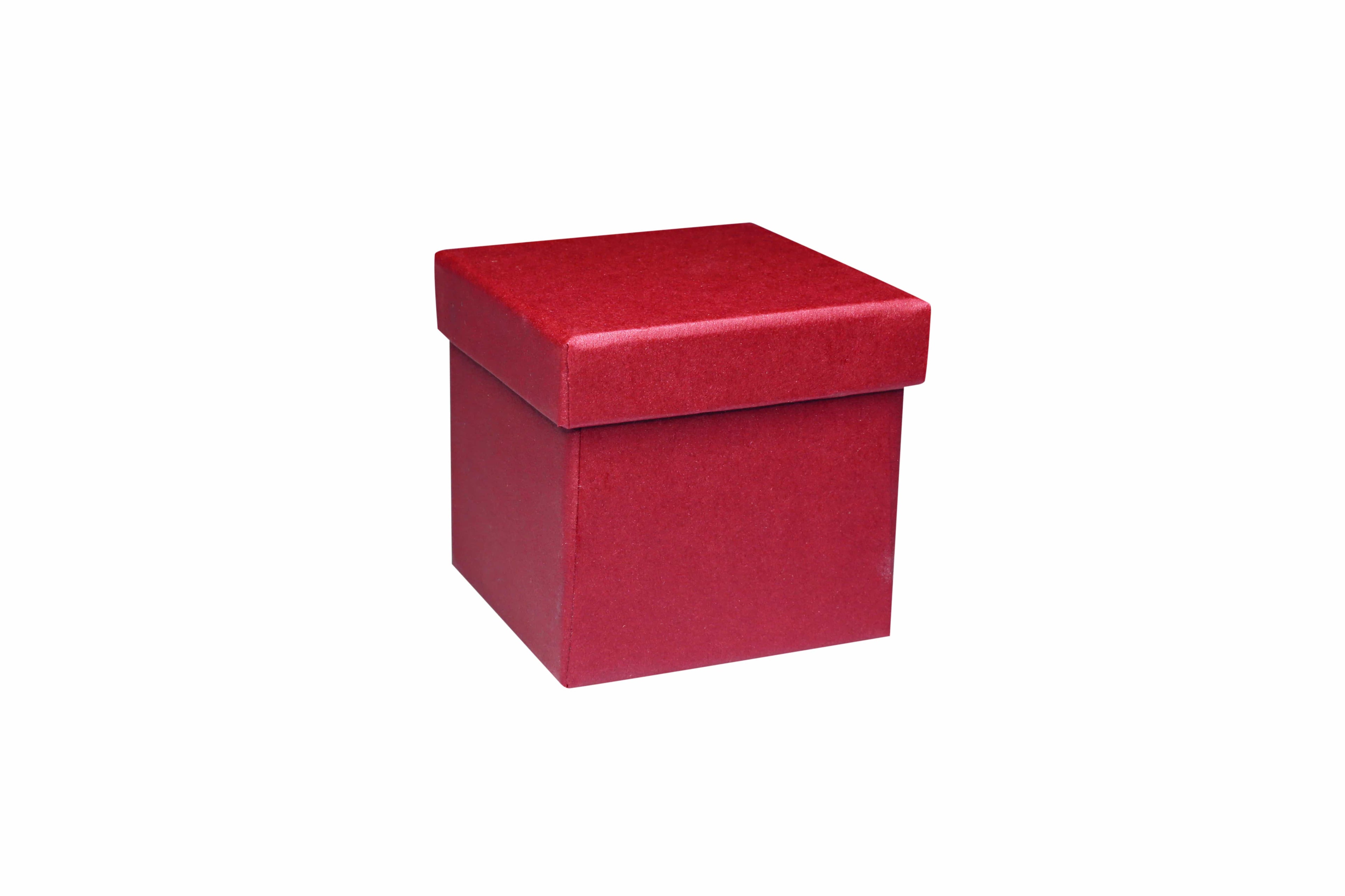 Une boîte-cadeau fermée et carrée « Pure » de taille XS, de couleur rouge, de la marque Artoz Papier AG, avec un couvercle assorti, représentée en plan d'ensemble sur fond blanc : un emballage raffiné, idéal pour les occasions spéciales.