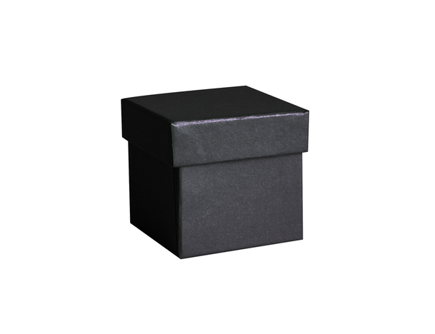 Une boîte carrée noire, sobre et fermée, avec un couvercle, fabriquée par Artoz Papier AG, présentée sur fond blanc — idéale comme boîte-cadeau « Geschenk-Box Pure » taille L, disponible en plusieurs couleurs, pour un emballage cadeau élégant.