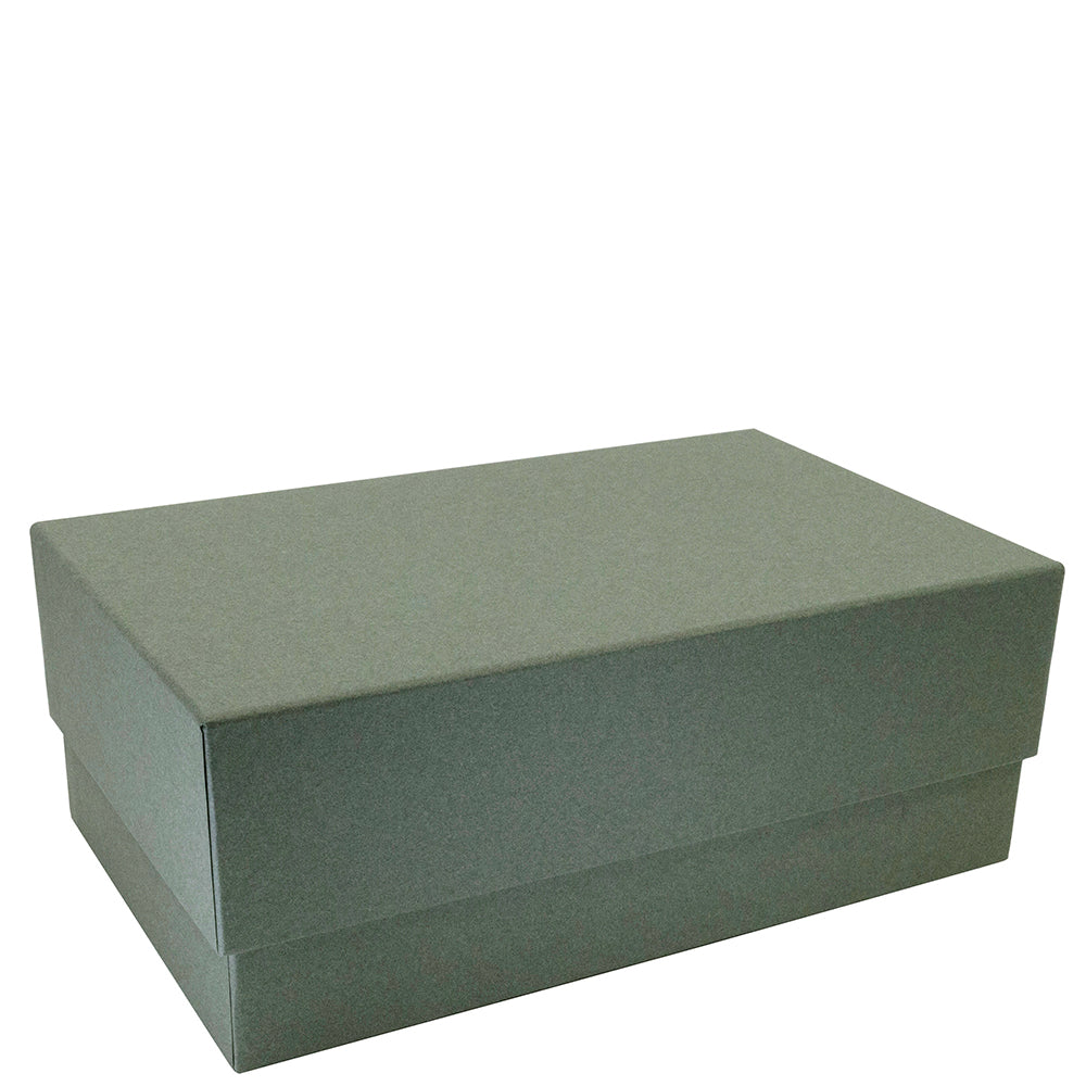 Une boîte en carton simple, rectangulaire, de couleur gris-vert, dotée d'un couvercle ajusté, repose sur une surface blanche : cette élégante « Geschenk-Box Pure L rechteckig » d'Artoz Papier AG est l'emballage cadeau raffiné idéal pour toutes les occasions spéciales.