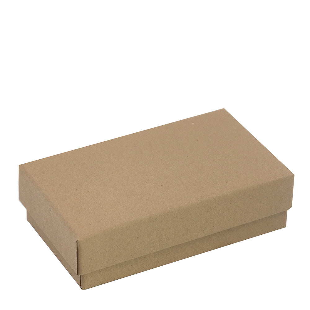 On voit, sur fond blanc, une boîte en carton rectangulaire, simple et fermée, dotée d'un couvercle ajusté. La boîte-cadeau « Artoz Papier AG Geschenk-Box Pure S rechteckig div. Farben » est dotée d'une structure robuste en carton livre et constitue une solution d'emballage réutilisable idéale.