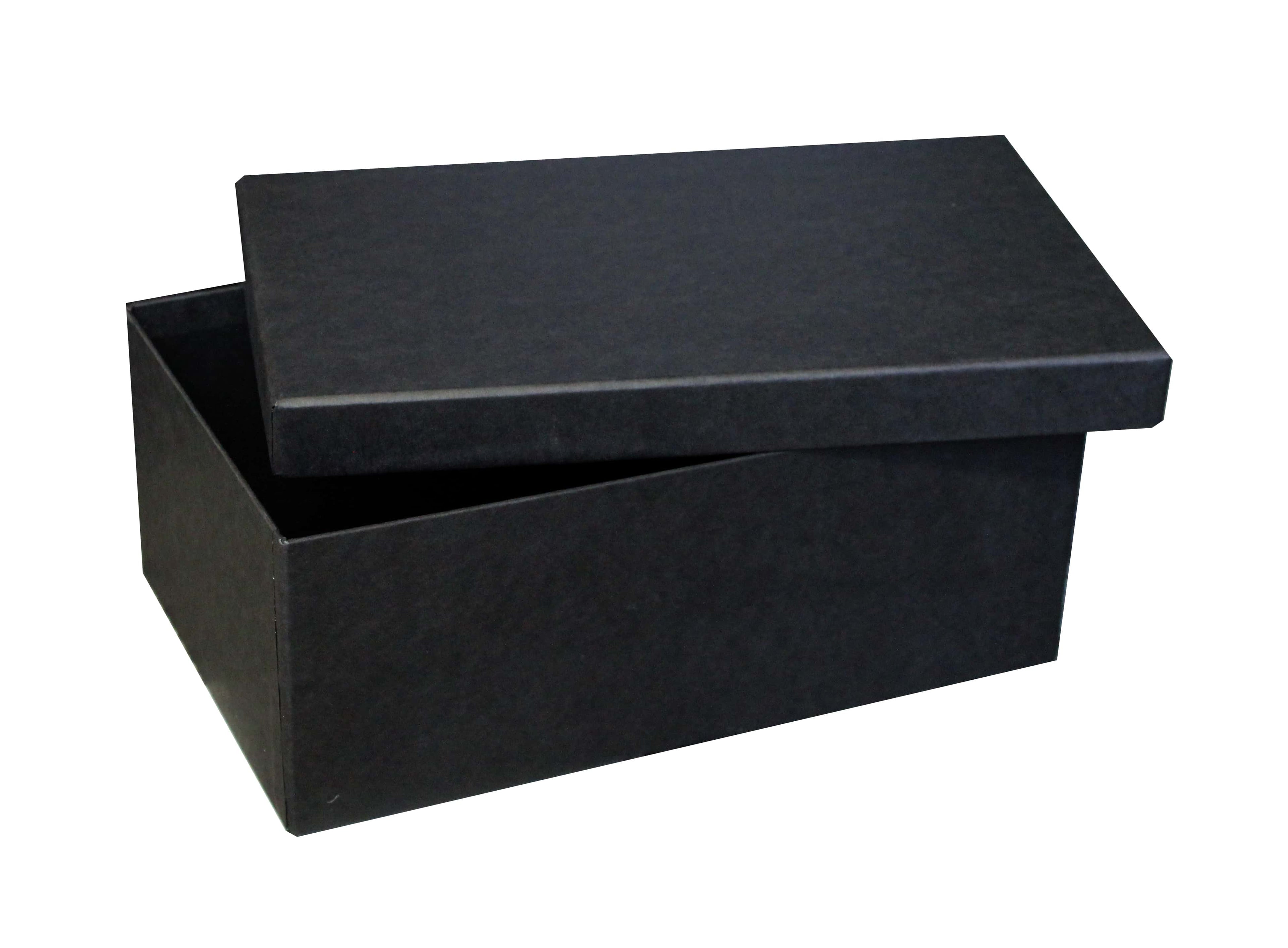 La boîte cadeau « Pure L » rectangulaire de la marque Artoz Papier AG, disponible en plusieurs couleurs, est présentée ici dans un modèle noir uni. Son couvercle partiellement ouvert laisse entrevoir l'intérieur vide sur fond blanc. Elle est dotée d'une structure solide en carton livre, garantissant une durabilité accrue.