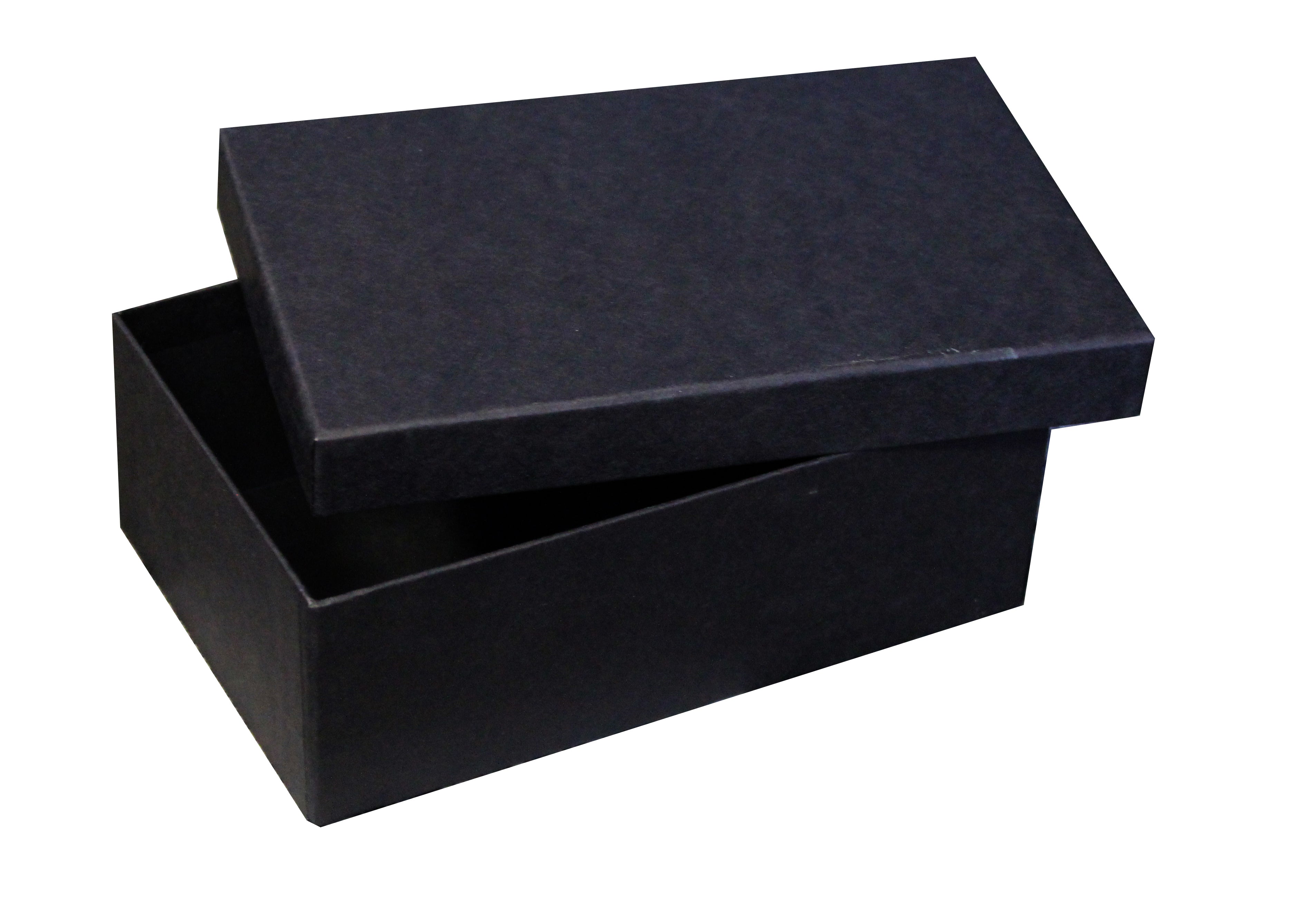 Une boîte-cadeau rectangulaire noire minimaliste « Pure M » d'Artoz Papier AG, dotée d'un couvercle partiellement ouvert, dévoile son intérieur spacieux et vide sur fond blanc — idéale comme boîte-cadeau ou pour un emballage cadeau élégant, grâce à sa structure robuste en carton livre.