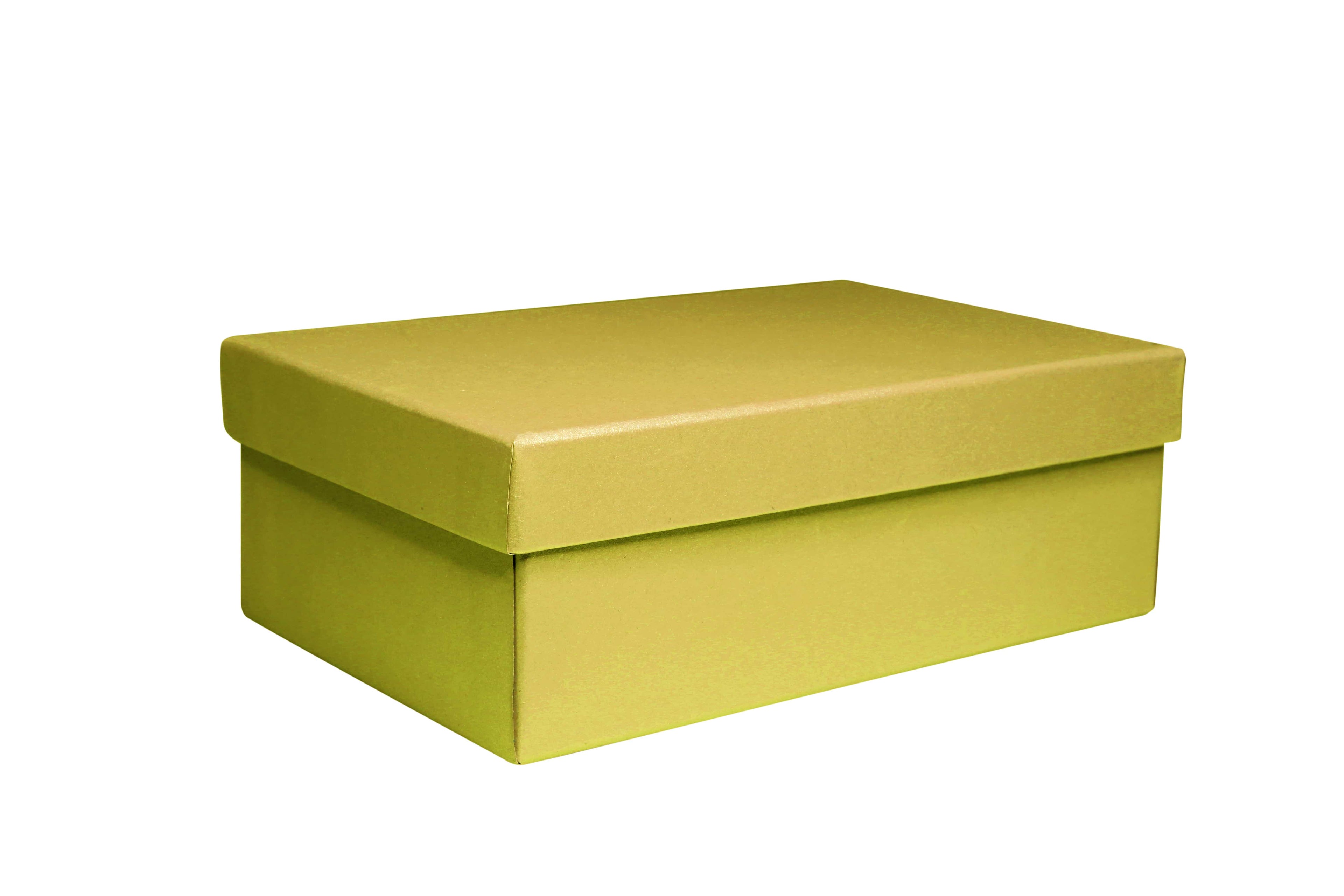 Une boîte-cadeau rectangulaire fermée « Pure S » de la marque Artoz Papier AG, fabriquée en carton livre de couleur dorée et dotée d'un couvercle assorti, posée sur un fond blanc.