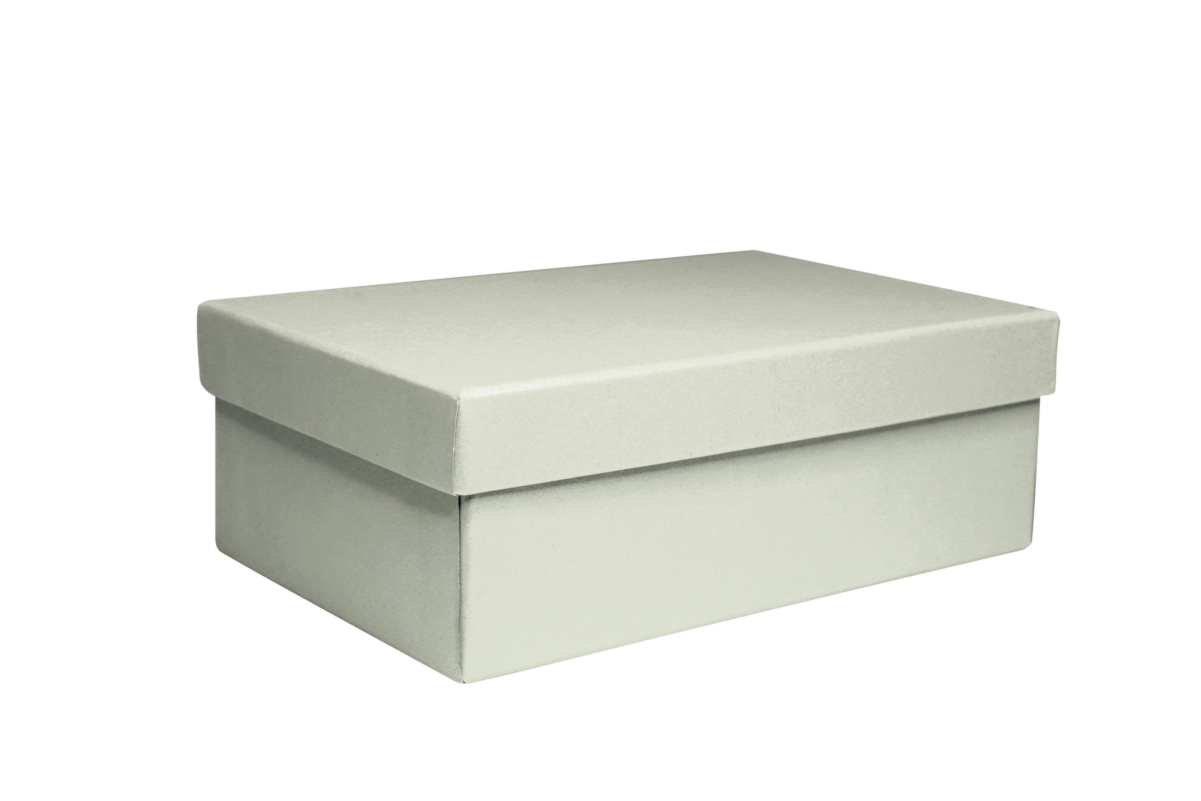 Une boîte-cadeau rectangulaire et sobre « Pure M » de la marque Artoz Papier AG — dotée d'un couvercle fermé et fabriquée en carton livre — est présentée sur un fond blanc.