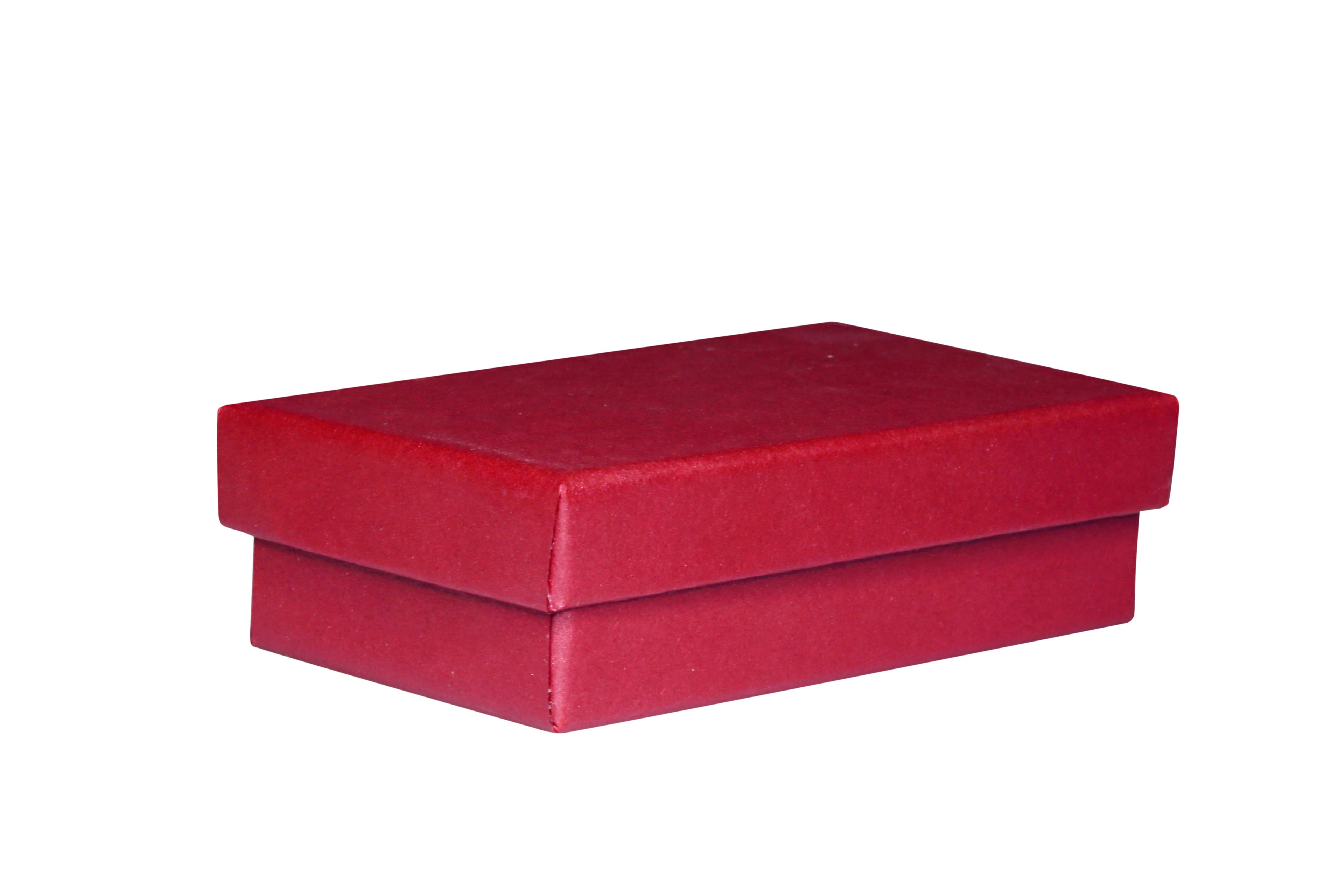 Une boîte-cadeau « Pure S » rectangulaire rouge de la marque Artoz Papier AG, disponible en plusieurs couleurs, dotée d'un couvercle ajusté et d'une structure solide en carton, présentée sur un fond blanc uni.