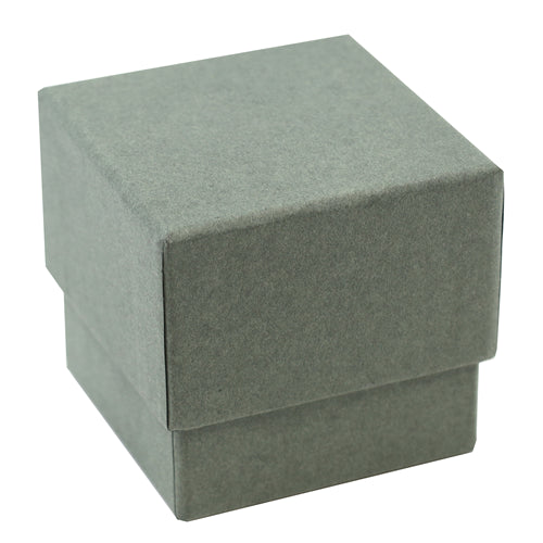 Une boîte en carton grise, simple, fermée et de forme carrée, fabriquée par Artoz Papier AG, est mise en avant sur un fond blanc. Elle est présentée sous le nom de « Geschenk-Box Pure Grösse XS » et se décline en plusieurs couleurs : un choix idéal pour apporter une touche de raffinement à n'importe quel cadeau.