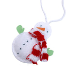 Cette ravissante étiquette cadeau « Bonhomme de neige » d'Artoz Papier AG — réalisée en feutre, avec une écharpe rayée rouge et blanche, un nez en carotte orange, des mains vertes en forme de mitaines, des boutons noirs à pois et un cordon blanc pour l'accrocher — apportera une touche charmante à votre emballage cadeau fait maison.