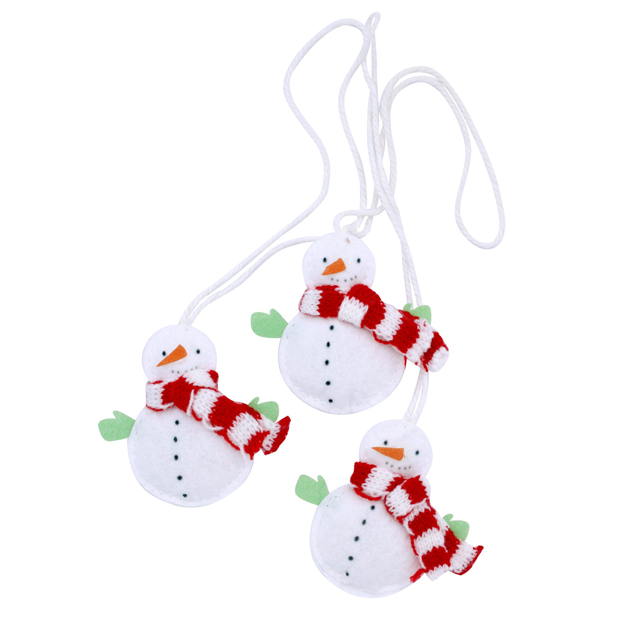 Lot de trois étiquettes cadeaux « Schneemann » d'Artoz Papier AG : des décorations en feutre représentant des bonhommes de neige, avec des écharpes rayées rouges et blanches, des bras en forme de bâtonnets verts et des nez en carotte orange, chacune suspendue à un cordon blanc. Idéales pour créer vous-même vos emballages cadeaux ou comme jolies étiquettes pour vos cadeaux de fin d'année.