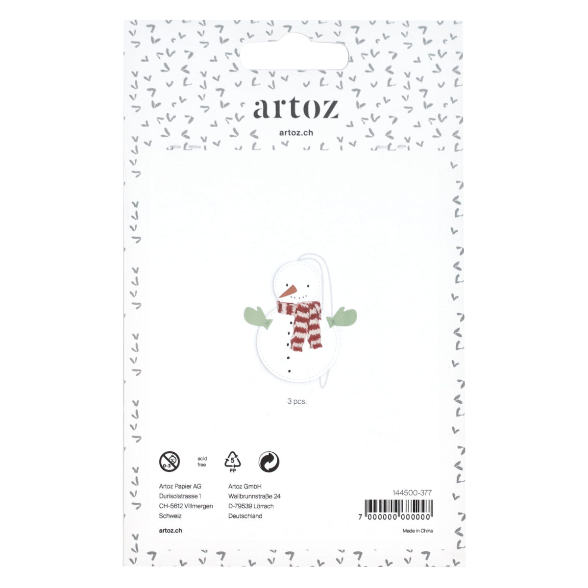 Un paquet de la société Artoz Papier AG portant la mention « Étiquette cadeau Bonhomme de neige » contient un autocollant représentant un joyeux bonhomme de neige avec une écharpe rayée rouge – idéal pour votre prochain emballage cadeau fait maison. L'emballage précise qu'il contient 3 pièces, et en bas figurent les coordonnées de l'entreprise ainsi que les symboles de recyclage.
