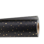 Un rouleau de papier cadeau Artoz Papier AG – anthracite/or, assorti à la boîte de recharge de papier cadeau, orné d'un élégant motif de petits pois dorés dispersés sur fond anthracite, est partiellement déroulé pour laisser apparaître son mandrin en carton marron, offrant ainsi une solution d'emballage raffinée pour toutes les occasions.