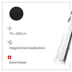 Papier cadeau noir parsemé de délicats pois dorés, 70 x 200 cm, doté d'une fonction de découpe intégrée et conçu pour s'intégrer parfaitement dans votre boîte « Geschenkpapier Box inkl. Geschenkpapier in diversen Farben — Spender Box zum Nachfüllen » d'Artoz Papier AG. Conçu en Suisse et présenté avec des icônes illustratives et un emballage partiel, ce produit est idéal pour une utilisation avec n'importe quel distributeur ou boîte de papier cadeau — clairement visible sur le côté droit.