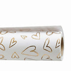 Ce rouleau de papier cadeau Artoz Papier AG, blanc et doré, orné de silhouettes de cœurs éparpillées, s'accorde parfaitement avec la boîte de recharge de papier cadeau et apporte une touche d'élégance à n'importe quel cadeau.