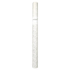 Une feuille enroulée de papier cadeau « Artoz Papier AG Geschenkpapier Rolle – blanc/or », assortie à la boîte de recharge de papier cadeau, ornée de cœurs aux contours dorés et argentés, est posée à la verticale sur un fond blanc uni.