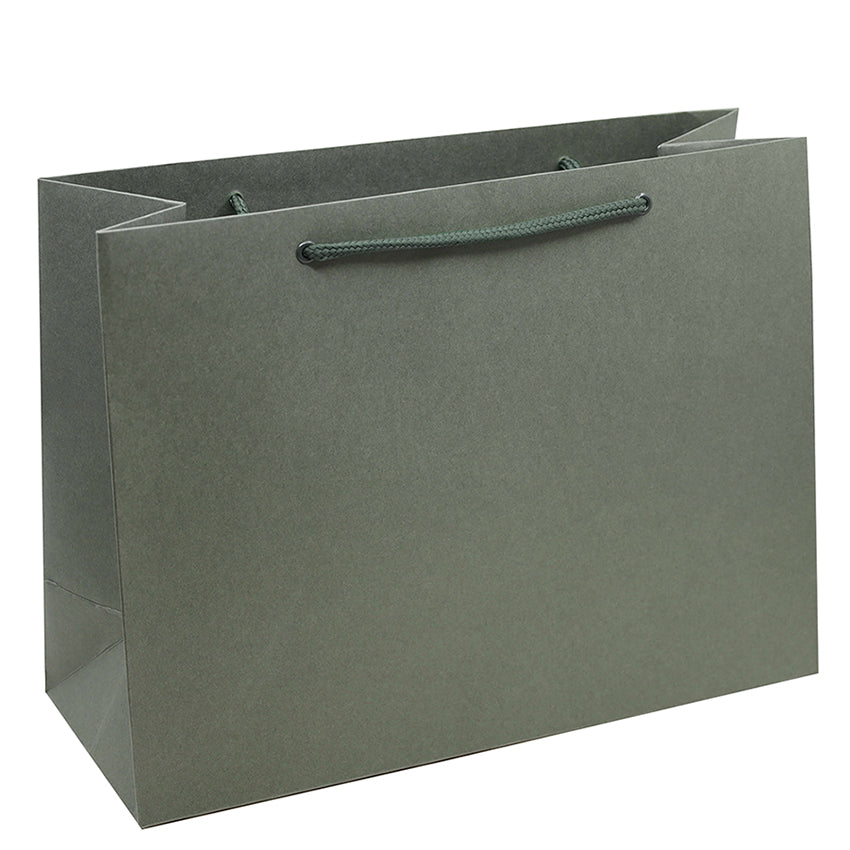 Un sac de courses gris uni « Geschenk Tragtasche Pure Grösse L » de la marque Artoz Papier AG, muni d'une poignée en corde grise assortie, est photographié debout, les côtés légèrement ouverts, sur un fond blanc. Le sac semble vide.