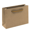 Le sac Artoz Papier AG Geschenk Tragtasche Pure S grocer kraft est un sac en papier kraft brun uni avec une poignée en corde tressée, photographié debout et vide sur un fond blanc, le haut ouvert et les plis latéraux visibles.