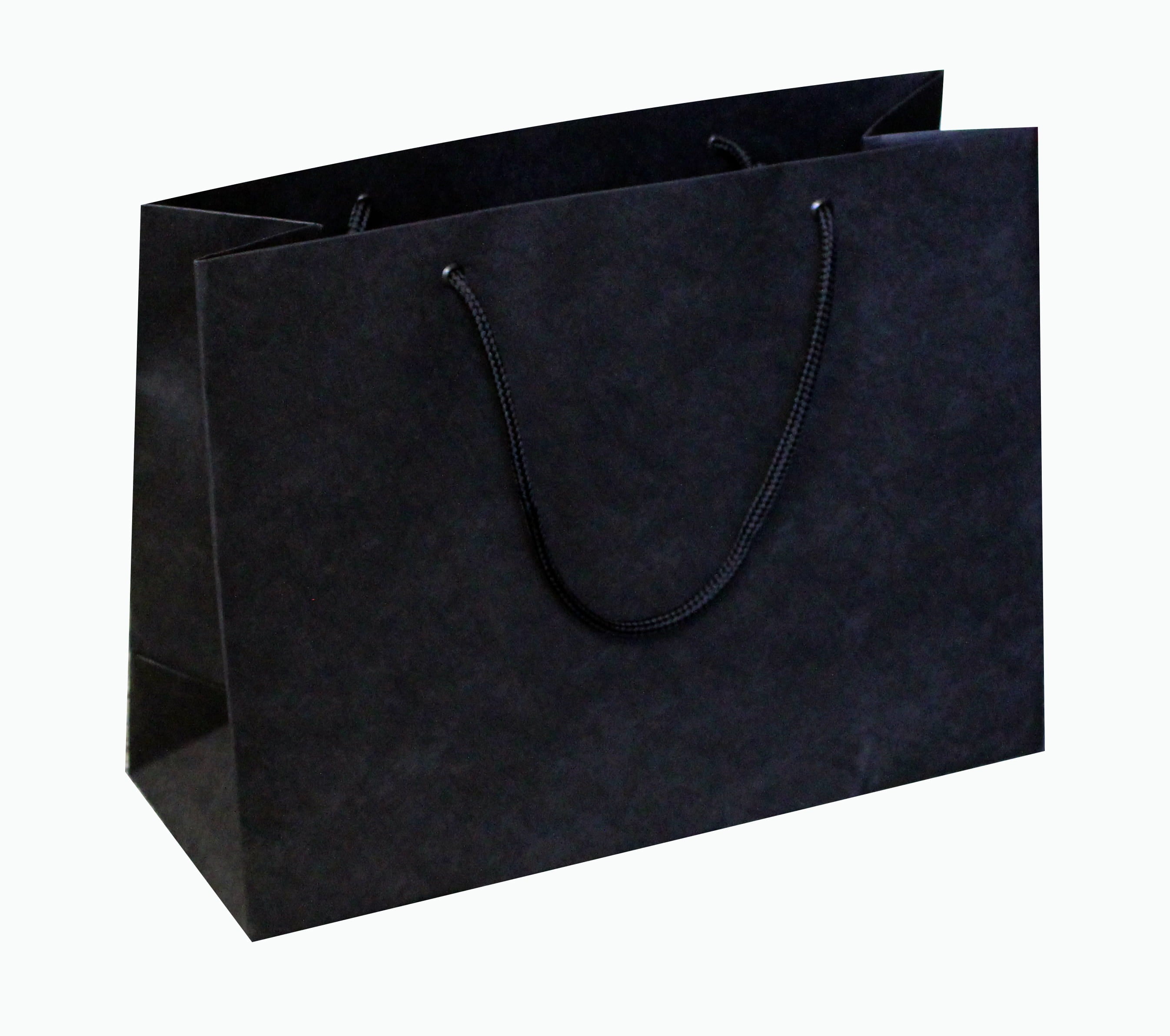 Un grand sac cadeau noir « Geschenk Tragtasche Pure » taille L de la marque Artoz Papier AG, doté de deux anses en corde noire, est présenté sur un fond blanc, ce qui en fait un élégant emballage cadeau ou sac de transport pour toutes les occasions spéciales.