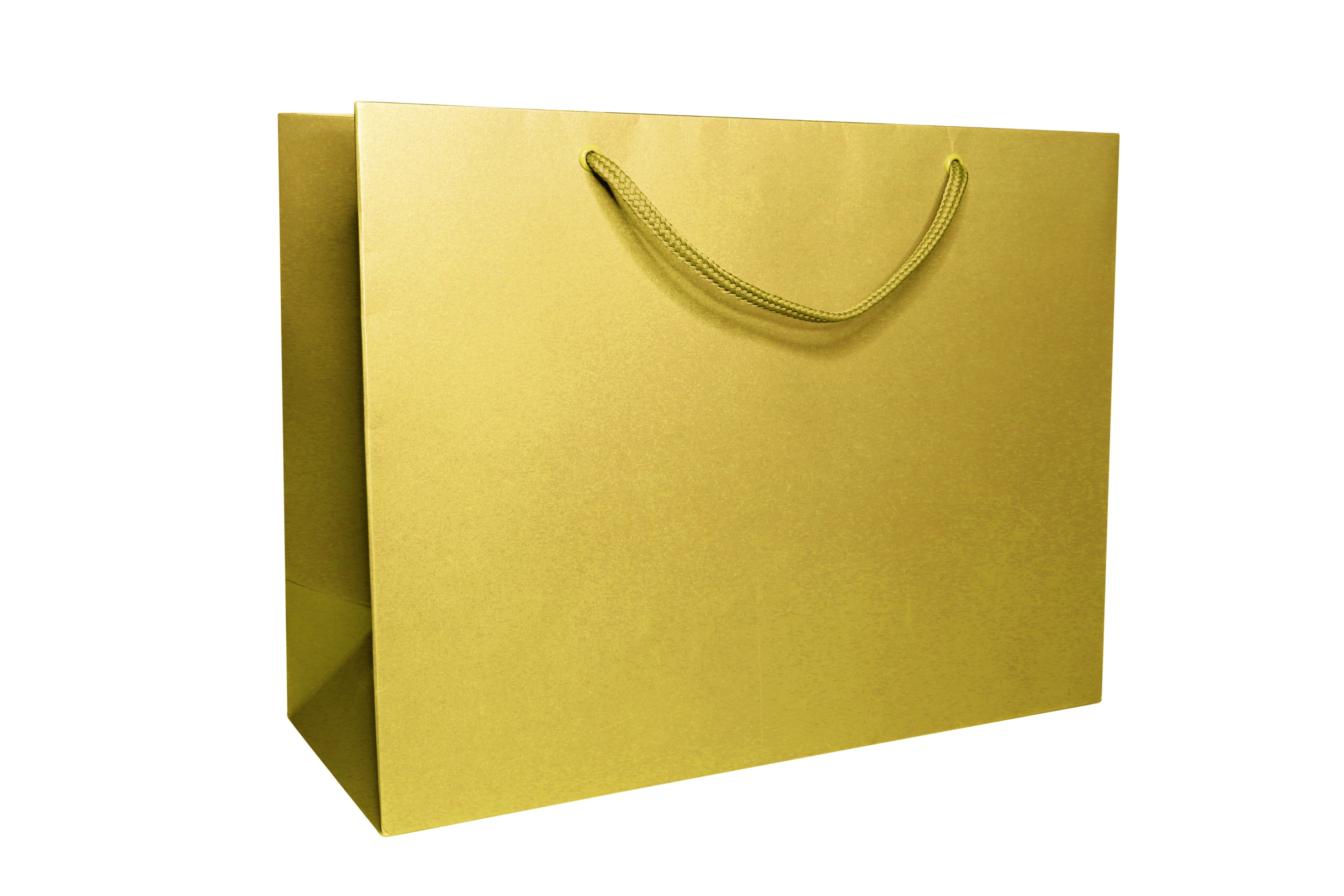 Un sac cadeau « Pure » taille L de la marque Artoz Papier AG, d'un doré brillant et doté de poignées en corde dorée assorties, se détache sur un fond blanc : il est idéal comme emballage cadeau raffiné ou sac cadeau élégant pour toutes les occasions spéciales.