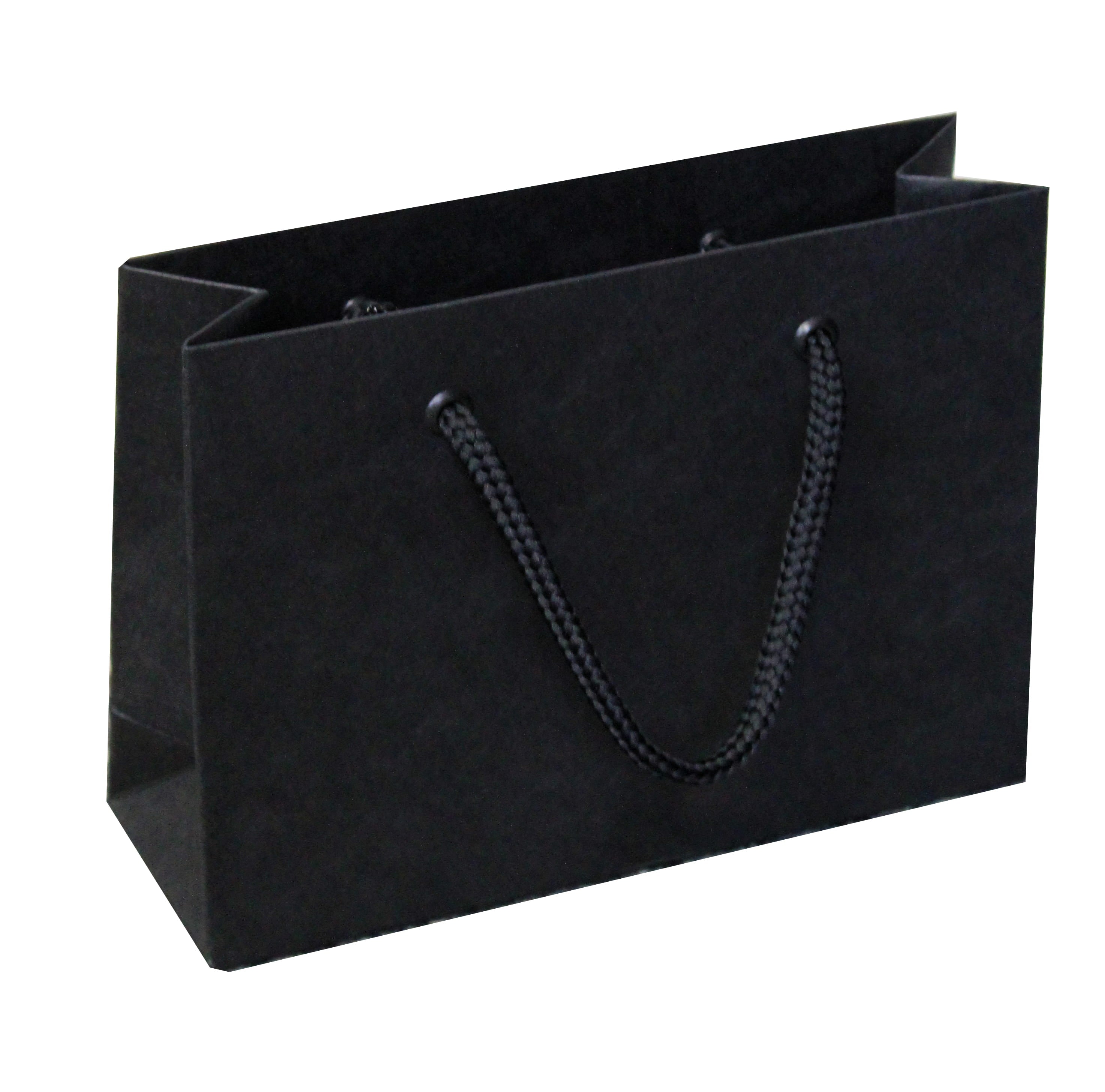 Un sac cadeau rectangulaire « Pure M » de couleur noire, fabriqué par Artoz Papier AG et doté de poignées en corde noire, est présenté sur un fond blanc.