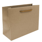 Un « Geschenk Tragtasche Pure M » de couleur marron uni, fabriqué par Artoz Papier AG et doté d'une poignée solide en corde marron, est posé debout sur un fond blanc.