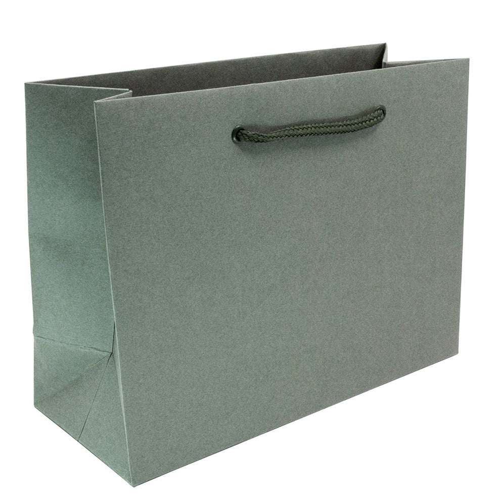 Un « Geschenk Tragtasche Pure M » de couleur gris uni, fabriqué par Artoz Papier AG, doté d'une poignée tressée de couleur foncée, photographié sur fond blanc.