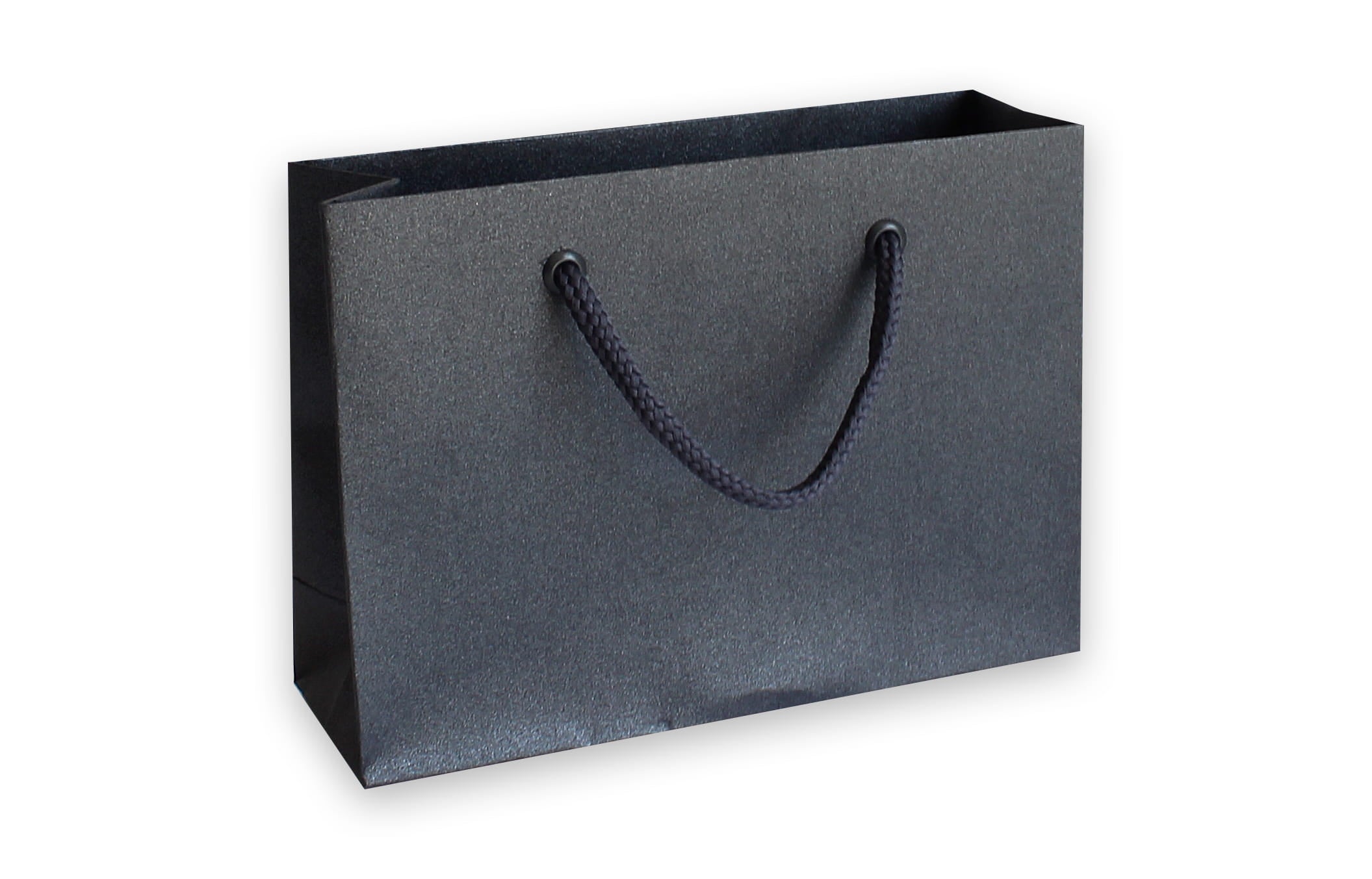 Un sac cadeau rectangulaire noir « Pure » taille S, en papier kraft élégant, doté de poignées en corde noire raffinées (sacs à poignées torsadées) de la marque Artoz Papier AG, est représenté sur un fond blanc.