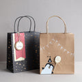 Le set Artoz Papier AG Geschenktaschen-Set Happy Birthday Winter (351) se compose de deux pochettes cadeaux : l'une noire avec des cœurs/bandes dorées et une carte rouge, l'autre en papier kraft marron avec un pingouin blanc. Les deux sacs comprennent des étiquettes circulaires d'anniversaire et des poignées torsadées.
