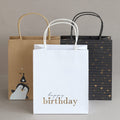 Das Geschenktaschen-Set „Happy Birthday Winter“ von Artoz Papier AG umfasst drei Geschenktaschen: eine braune Kraftpapiertasche mit einem Pinguin, eine weiße „Happy Birthday“-Tasche und eine schwarze Tasche, die mit goldenen Herzen und Streifen verziert ist. Jede Tasche in diesem Set verfügt über gedrehte Tragegriffe und wird vor einem neutralen Hintergrund präsentiert – damit eignet sie sich ideal als Geschenkverpackung für den Winter zu jedem besonderen Anlass.