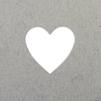L'Artoz Papier AG Stanzer S Herz crée un cœur blanc, idéal pour les Karten gestalten ou Basteln, centré sur un fond gris texturé.