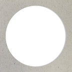 Un grand cercle blanc est centré sur un fond gris clair texturé, ressemblant à du papier - idéal pour les travaux créatifs avec l'Artoz Papier AG Stanzer L Kreis.