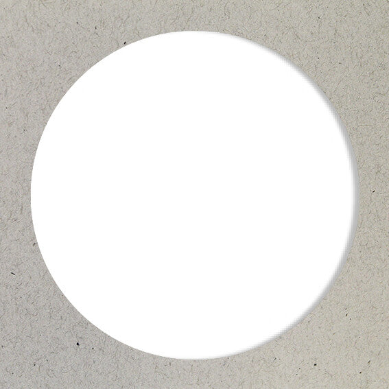 Un grand cercle blanc est centré sur un fond gris clair texturé, ressemblant à du papier - idéal pour les travaux créatifs avec l'Artoz Papier AG Stanzer L Kreis.