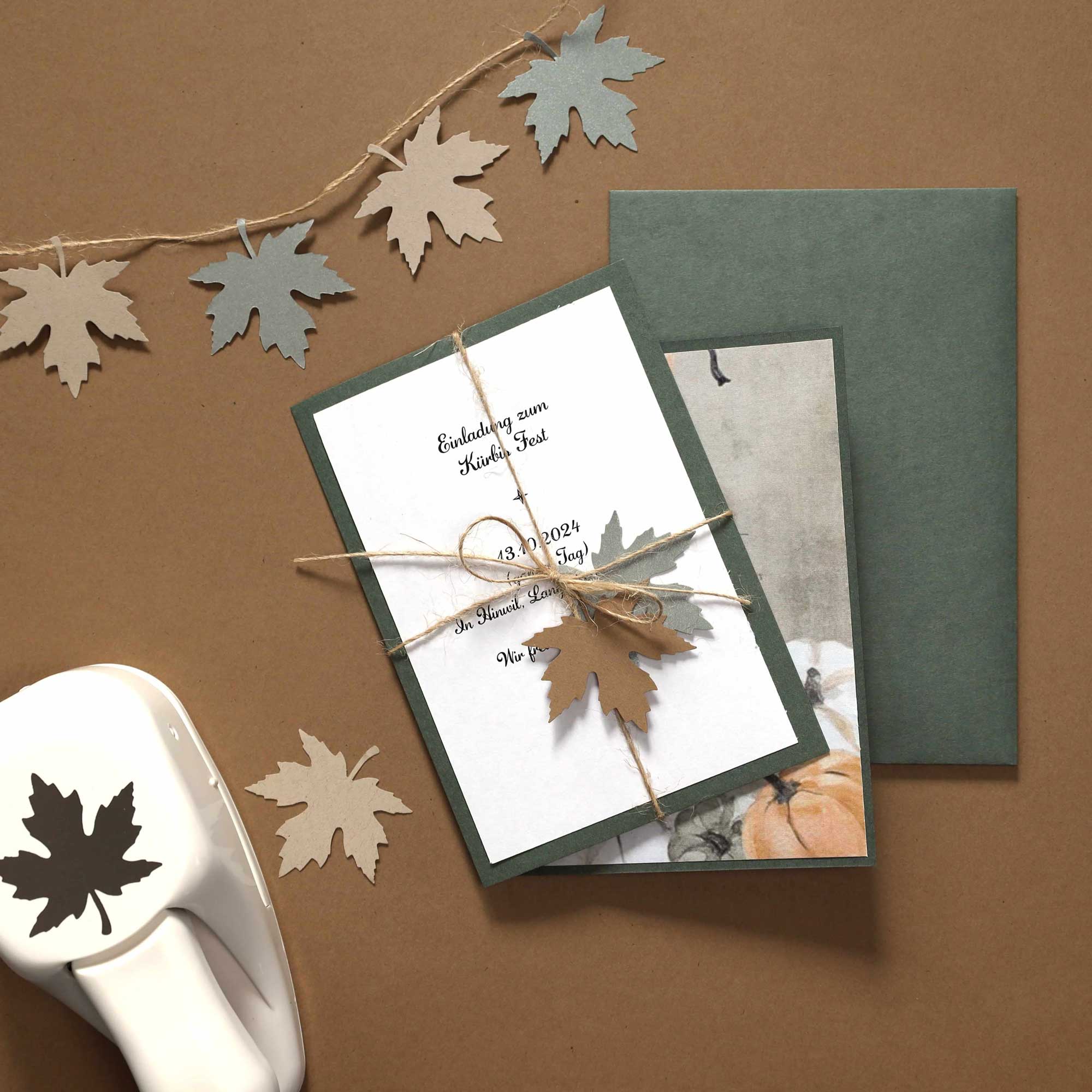 Le Stanzer M Ahornblatt d'Artoz Papier AG est un papier à cornes de qualité supérieure - idéal pour la confection et la mise en page d'objets particuliers tels que les lettres de vœux, combiné à un cordon, à une couverture grise et à un décor sur une surface plus épaisse.