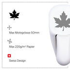 L'Artoz Papier AG Stanzer M Ahornblatt est une perforatrice en papier blanc avec une feuille d'érable découpée, idéale pour les travaux manuels. Caractéristiques : taille maximale du motif 50 mm, papier jusqu'à 220 g/m², icône de design suisse, et icônes pour la feuille d'érable, les flèches de mesure et les ciseaux.