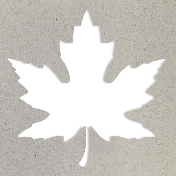 La silhouette blanche d'un Ahornblatt est centrée sur un fond texturé gris clair. Idéal pour les Basteln ou pour l'utilisation de l'Artoz Papier AG Stanzer M Ahornblatt.