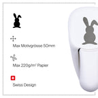 La perforatrice Artoz Papier AG Stanzer M Osterhase est une perforatrice blanche avec une silhouette de lapin noir, parfaite pour Bastelpapier Osterdeko. Elle permet de créer des motifs de lapin de 50 mm sur du papier jusqu'à 220 g/m². Conçu en Suisse, avec des icônes de lapin, de ciseaux et de drapeau suisse.