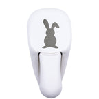 L'Artoz Papier AG Stanzer M Osterhase est un emporte-pièce blanc avec une plaque métallique sur le dessus, représentant la silhouette d'un lapin - parfait pour découper des formes dans Bastelpapier Osterdeko ou pour Karten basteln Ostern.