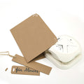 Der Artoz Papier AG Stanzer 4 in 1, braune Kraftpapier-Karten mit gestanzten Ecken, passendem "für Mami"-Tag und Bastel-Twine sind stilvoll auf weißem Hintergrund präsentiert.
