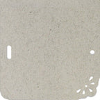 Der Artoz Papier AG Stanzer 4 in 1 ist ein quadratischer, cremefarbener, strukturierter Teller mit abgerundeten Ecken, ideal für Basteln oder Karten, und verfügt über einen rechteckigen Schlitz, ein rundes Loch und einen blumenförmigen Ausschnitt in einer Ecke.