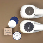 Zwei Stanzer M Wellen-Kreis (45 mm & 50 mm) von Artoz Papier AG, zwei Bastelpapier-Kreise (weiß & dunkelblau gewellt) und ein Holzstempel "Für die Freudentränen" mit Herzen - ideal für kreative Kartengestaltung.