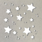 Des étoiles blanches, perforées avec l'Artoz Papier AG Fliegender Stanzer Sterne, sont dispersées sur un fond gris texturé avec de petits cercles, créant un motif ludique et fantaisiste inspiré de Basteln.